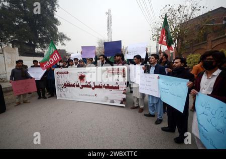 Peshawar, Peshawar, Pakistan. 12th Jan, 2024. Shiite Muslims protest against the death of four people killed including a doctor woman in ParachinarPESHAWAR, PAKISTAN, JANUARY, 12: Pakistani Shiite Muslims, supporters of Imamia Student Organization-ISO, hold a banner and shout slogans during a protest against the sectarian violence inside at Parachinar, in Peshawar, Pakistan, 11 january 2024. A gunman opened fire shots on passenger vehicles near Sada Bazar in Karam district and killed four people including a woman on Sunday. According to the police, the fielder and coach who were going to Pes Stock Photo