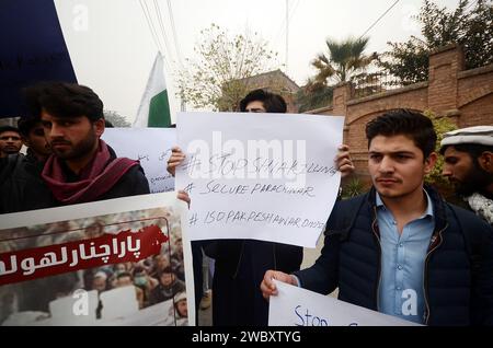 Peshawar, Peshawar, Pakistan. 12th Jan, 2024. Shiite Muslims protest against the death of four people killed including a doctor woman in ParachinarPESHAWAR, PAKISTAN, JANUARY, 12: Pakistani Shiite Muslims, supporters of Imamia Student Organization-ISO, hold a banner and shout slogans during a protest against the sectarian violence inside at Parachinar, in Peshawar, Pakistan, 11 january 2024. A gunman opened fire shots on passenger vehicles near Sada Bazar in Karam district and killed four people including a woman on Sunday. According to the police, the fielder and coach who were going to Pes Stock Photo