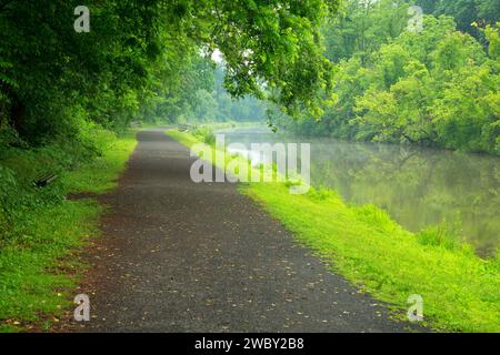 Towpath trail along Delaware & Raritan Canal, Delaware & Raritan Canal State Park, New Jersey Stock Photo