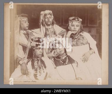 Group portrait of five unknown Ouled Naïl Women in Algeria, Anonymous, 1890 - 1930 photograph  Algeria baryta paper. cardboard  anonymous historical persons portrayed in a group, in a group-portrait - BB - woman Algeria Stock Photo