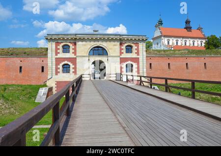 Fortifications of the fortress and city of Zamosc. View on the walls of fortress and Szczebrzeska Gate. Zamosc, Poland Stock Photo