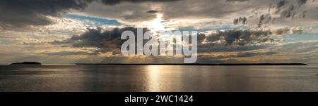 coucher de soleil sur une ile Stock Photo