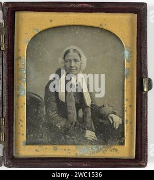 Portrait of an unknown woman, Antoine François Jean Claudet, c. 1840 - c. 1860 photograph   copper (metal). glass. leather. velvet (fabric weave)  historical persons Stock Photo