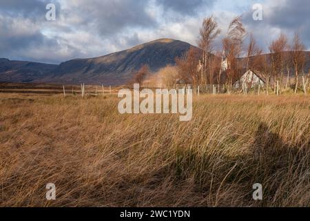 casa tipica, valle de Glen Coe ,Geoparque Lochaber, Highlands, Escocia, Reino Unido Stock Photo