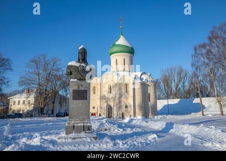 PERESLAVL-ZALESSKY, RUSSIA - JANUARY 04, 2023: Monument to Alexander Nevsky against the background of the Transfiguration Cathedral. Pereslavl-Zalessk Stock Photo