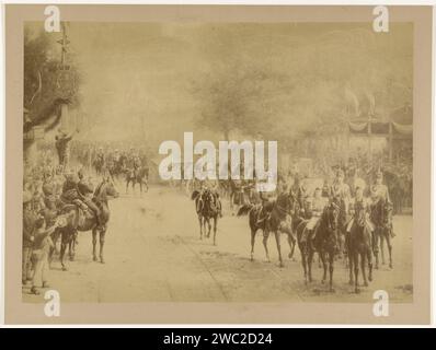 The Frederiksplein in Amsterdam during the arrival of Queen Wilhelmina, 5 September 1898, Anonymous, c. 1898 - c. 1915 photograph Photo reproduction of a painting by Otto Eerelman. Netherlands photographic support. cardboard albumen print Triummphal Entry and Public Reception, pageant, 'solemn entrance', 'Joyeuse entrance' Frederikplein Stock Photo