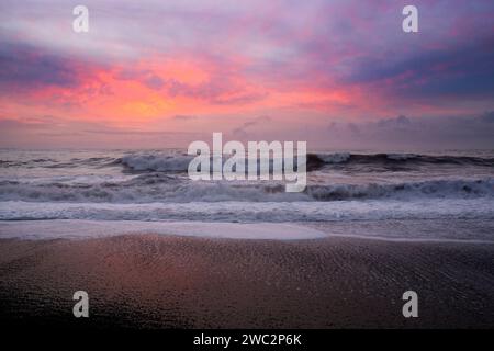 WA24675-00....WASHINGTON - Sunset over the Pacific Ocean at Rialto Beach in Olympic National Park. Stock Photo