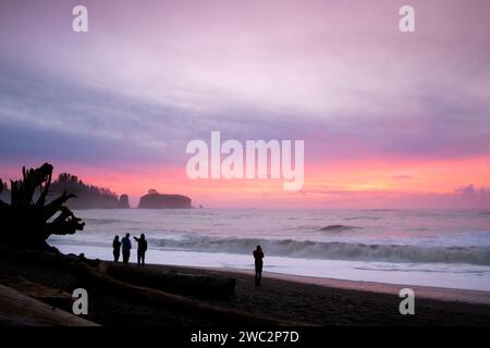 WA24677-00....WASHINGTON - Sunset over the Pacific Ocean at Rialto Beach in Olympic National Park. Stock Photo