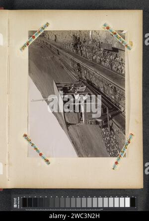 Train set with travelers on the cogwheel railway on the flanks of the Vesuvius, c. 1870 - c. 1900 photograph Part of Reisalbum with photos of sights in Italy and southern France. Mount Vesuvius paper. photographic support albumen print railway, train. railway wagon. funicular railway Mount Vesuvius Stock Photo