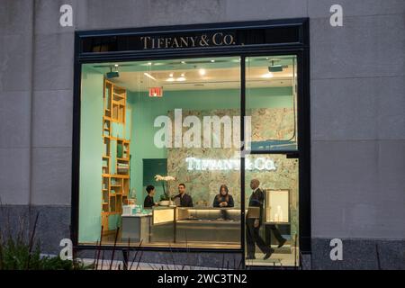 Stores in the Channel Gardens include Tiffany & Co. at Rockefeller Center, New York City, USA  2024 Stock Photo