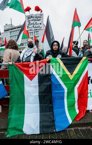 Proseminic Hundreds of pro-Palestinian supports and a few Pro-Israeli supports ...