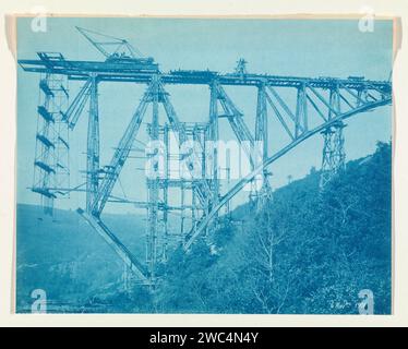 Construction of the Viaur Viaduct in France by the Societé de Construction des Battignolles, November 4, 1901, 1901 photograph  France photographic support cyanotype making the overground structures ( building activities). viaduct Viaur Viaduct Stock Photo