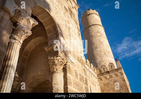 Looking up at the  imposing walls, ramparts and tower of the 8th century religious fortress, the Ribat of Sousse  in Tunisia. It is a UNESCO World Her Stock Photo