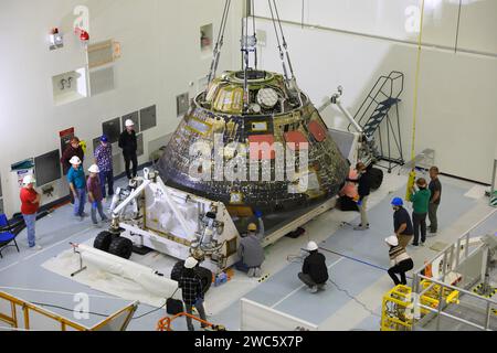 KENNEDY SPACE CENTRE, FLORIDA, USA - 22 December 2023 - The Artemis I capsule from the test flight around the Moon is lifted onto a transporter at Ken Stock Photo