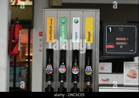 Zapfsäule für Benzin und Diesel an einer Tankstelle *** Petrol and diesel pump at a filling station Stock Photo