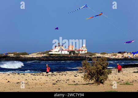 Colourful, large kites and the Dream House designed by architect and artist Antonio Padrón Barrera on la Concha Beach, El Cotillo, Fuerteventura. Stock Photo