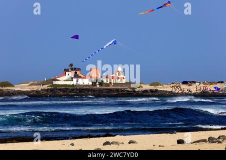 Colourful, large kites and the Dream House designed by architect and artist Antonio Padrón Barrera on la Concha Beach, El Cotillo, Fuerteventura. Stock Photo