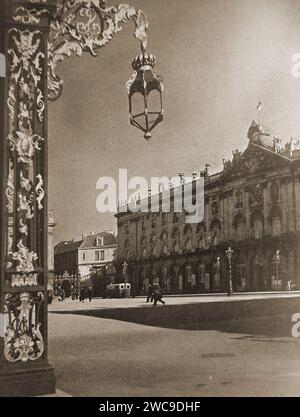France 1939 Lamour's ironwork framing the Old palace in Nancy. - France 1939 Ferronnerie de Lamour encadrant le Vieux Palais de Nancy. Stock Photo