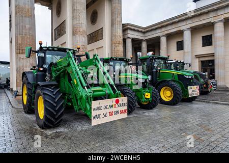 15.01.2024,Berlin,Kundgebung von Landwirtschaft und Transportgewerbe.Tausende von Traktoren sind in der Hauptstadt unterwegs.Pariser Platz am Brandenburger Tor *** 15 01 2024,Berlin,Demonstration by agriculture and transport industry Thousands of tractors are on the road in the capital Pariser Platz at the Brandenburg Gate Stock Photo