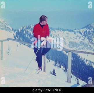 Skifahrer GER,20240101, Aufnahme ca. 1956, Skifahrer in den Alpen, mit Blick ins Tal *** Skier GER,20240101, photo ca 1956, skier in the Alps, looking down into the valley Stock Photo