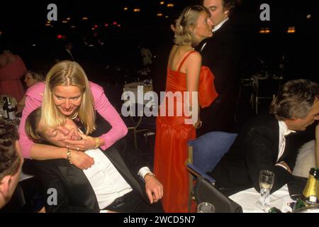 Guests tired and exhausted at the Rose Ball held at the Dorchester Hotel in Park Lane. One of the remaining vestiges of the traditional London Season; where daughters of the British aristocracy were launched into London society.  The Ball is in aid of the Alexandra Rose Day charity. Mayfair, London, England May 1985 1980s UK HOMER SYKES Stock Photo