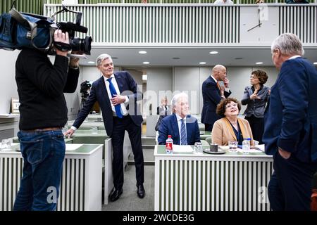 THE HAGUE - Senator Arie Griffioen (BBB) and Ilona Lagas (BBB) in conversation with Outgoing State Secretary Eric van der Burg (VVD, Justice and Security), Martin van Rooijen (50PLUS) looks on during the discussion of the dispersal law by the First Room. The law of outgoing State Secretary Eric van der Burg (VVD, Justice and Security) must ensure a more even distribution of asylum seekers across the country, and makes it possible, in extreme cases, to force municipalities to receive asylum seekers. ANP RAMON VAN FLYMEN netherlands out - belgium out Stock Photo