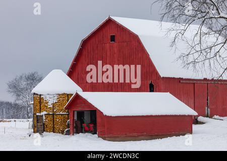 Amish barn and corn crib after a snowstorm in Mecosta County, Michigan, USA [no property release; editorial licensing only] Stock Photo