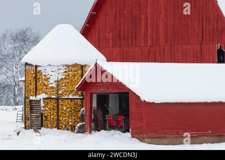 Amish barn and corn crib after a snowstorm in Mecosta County, Michigan, USA [no property release; editorial licensing only] Stock Photo