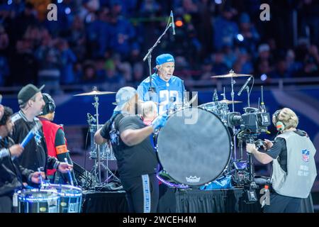 DETROIT, MI - JANUARY 14: Red Hot Chili Peppers drummer Chad Smith performs with the Detroit Lions drumline prior to the game between Los Angeles Rams and Detroit Lions on January 14, 2024 at Ford Field in Detroit, MI (Photo by Allan Dranberg/CSM) Stock Photo