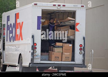 A FedEx delivery truck parked in Southlake, TX; a driver prepares to deliver packages to a business in Southlake Town Square Stock Photo