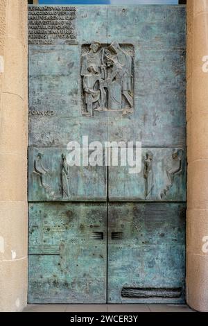 La Sagrada Família Passion façade bronze door of the crowning with thorns, by Catalan sculptor Josep Maria Subirachs, Barcelona, Spain Stock Photo