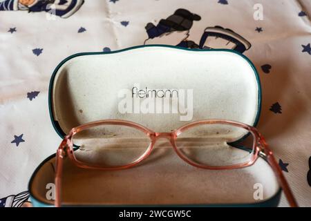 Brille in einem Fielmann Etui *** Glasses in a Fielmann case Copyright: xLobeca/RHx Stock Photo