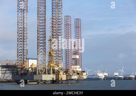 an old disused oil drilling rig is being dismantled in the harbor of Vlissingen, Walcheren, Zeeland, Netherlands.  eine alte ausgediente Oelplattform Stock Photo