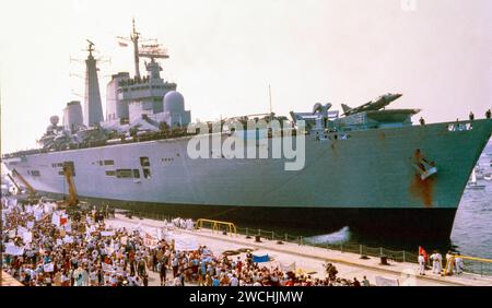 HMS Invincible R05 Royal Navy light aircraft carrier returns to dock at Portsmouth HMNB from the Falklands War Portsmouth, Hampshire, England, UK Stock Photo