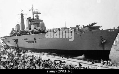 HMS Invincible R05 Royal Navy light aircraft carrier returns to dock at Portsmouth HMNB from the Falklands War Portsmouth, Hampshire, England, UK Stock Photo