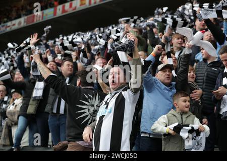 Newcastle United fans celebrate Alexander Isak of Newcastle scoring