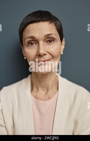 Portrait of mature woman with short grey hair Stock Photo - Alamy