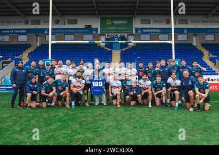 Luke Littler visits the Halliwell Jones Stadium and is greeted by Sam Burgess and Warrington Wolves player during training Stock Photo