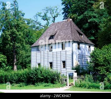 Das Gartenhaus am Rand des Ilmparks wurde vermutlich im 16ten Jahrhundert als Weinberghaus errichtet. Es war 1776 Goethes erster Wohnsitz in Weimar. Herzog Carl August von Sachsen-Weimar hatte es seinem Staatsminister Goethe zum Geschenk gemacht. Hier entstanden unter anderem die Ballade vom Erlkoenig und das Gedicht An den Mond . Nach Goethes Tod wurde das Gartenhaus zu einem Wallfahrtsort und 1841 fuer Besucher freigegeben, dann 1886 als Memorialstaette eroeffnet. Goethes Gartenhaus *** The garden house on the edge of the Ilm Park was probably built in the 16th century as a vineyard house It Stock Photo