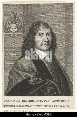 Portrait of Franciscus de Le Boë Sylvius, Anonymous, After Cornelis van Dalen (II), 1659 - 1709 print Portrait of physician Franciscus de Le Boë Sylvius at the age of 45, breastpiece with his weapon in relief on the wall in the background. His motto Bene Agar AC Laetari is on a ridge.  paper engraving / etching Stock Photo