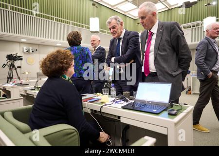 THE HAGUE - Martin van Rooijen (50Plus) in conversation with Ilona Lagas (BBB) during the discussion of the dispersal law by the Senate. With the new law, the government wants to distribute asylum seekers across the country, if necessary by forcing municipalities to provide shelter. The House of Representatives has already approved the proposed law. ANP PHIL NIJHUIS netherlands out - belgium out Stock Photo