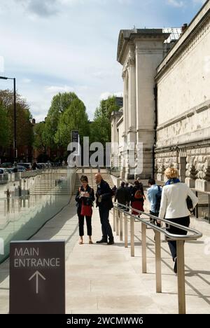 Tate Britain art gallery, visitors the new Main Entrance. Millbank, London, England, 25th May 2013. 2010s UK HOMER SYKES Stock Photo