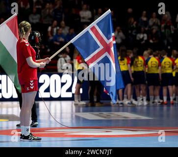 Muenchen, Deutschland. 16th Jan, 2024. Fahentraegerin mit islaendischer Flagge. GER, Island vs. Ungarn, Handball, Maenner, EHF Euro 2024, Gruppe C, 3. Spieltag, 16.01.2024. Foto: Eibner-Pressefoto/Heike Feiner Credit: dpa/Alamy Live News Stock Photo