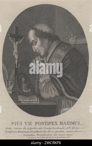 Portret Van Pius 7, Joseph Hunin, after Gio Petrini, 1810 print Pope Pius VII half to the right, praying at a table. On the table a crucifix, an image of Maria as Mater Dolorosa, two sheets described and writing utensils. Under the title a three -line text in French. print maker: Mechelenafter design by: Rome paper engraving Stock Photo