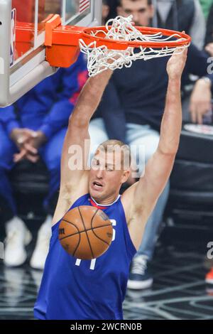 Los Angeles, United States. 16th Jan, 2024. Los Angeles Clippers' Mason Plemlee #44 dunks against the Oklahoma City Thunder during an NBA basketball game at Crypto.com Arena. Final score; Clippers 128:117 Thunder Credit: SOPA Images Limited/Alamy Live News Stock Photo