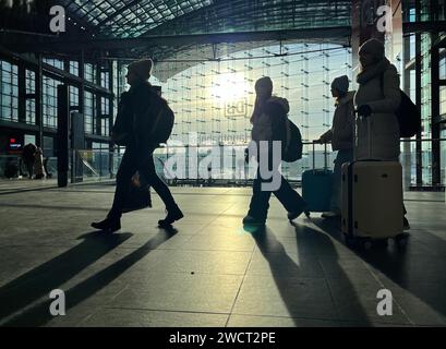 Berlin, Germany. 17th Jan, 2024. Numerous travelers rush through the main station with their luggage. Credit: Jan Woitas/dpa/Alamy Live News Stock Photo