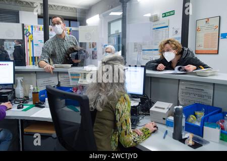 Madrid, Spain. 15th Jan, 2024. People consult at a clinic in Madrid, Spain, Jan. 15, 2024. Spain reported a sharp rise in respiratory illnesses, with the infection rate soaring to over 952 cases per 100,000 inhabitants. The peak of infections was set to arrive, Health Minister Monica Garcia warned last week. Credit: Gustavo Valiente/Xinhua/Alamy Live News Stock Photo