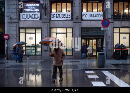 Madrid, Spain. 15th Jan, 2024. People wearing mask walk at Madrid, Spain, Jan. 15, 2024. Spain reported a sharp rise in respiratory illnesses, with the infection rate soaring to over 952 cases per 100,000 inhabitants. The peak of infections was set to arrive, Health Minister Monica Garcia warned last week. Credit: Gustavo Valiente/Xinhua/Alamy Live News Stock Photo