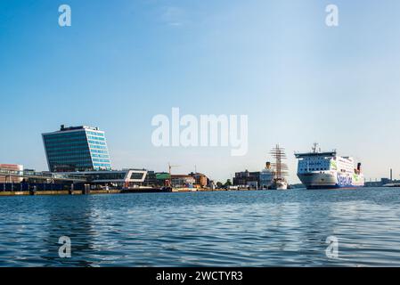Kieler Hafen die Autofähre aus Schweden läuft ein ein Kreuzfahrtschiff und das Segelschiff Sea Cloud Spirit am Kreuzfahrtterminal Stock Photo