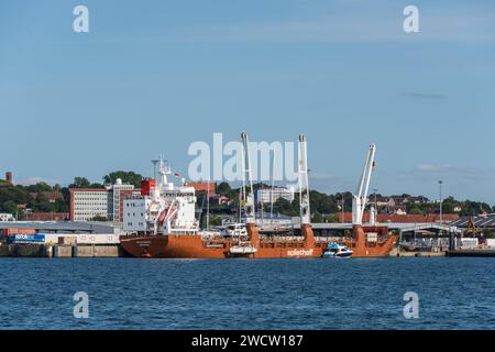 Im Ostuferhafen in Kiel Ein Spezialtransportschiff. Hier werden Motor- und Segelyachten verladen *** In the Ostuferhafen in Kiel A special transport ship Motor and sailing yachts are loaded here Stock Photo